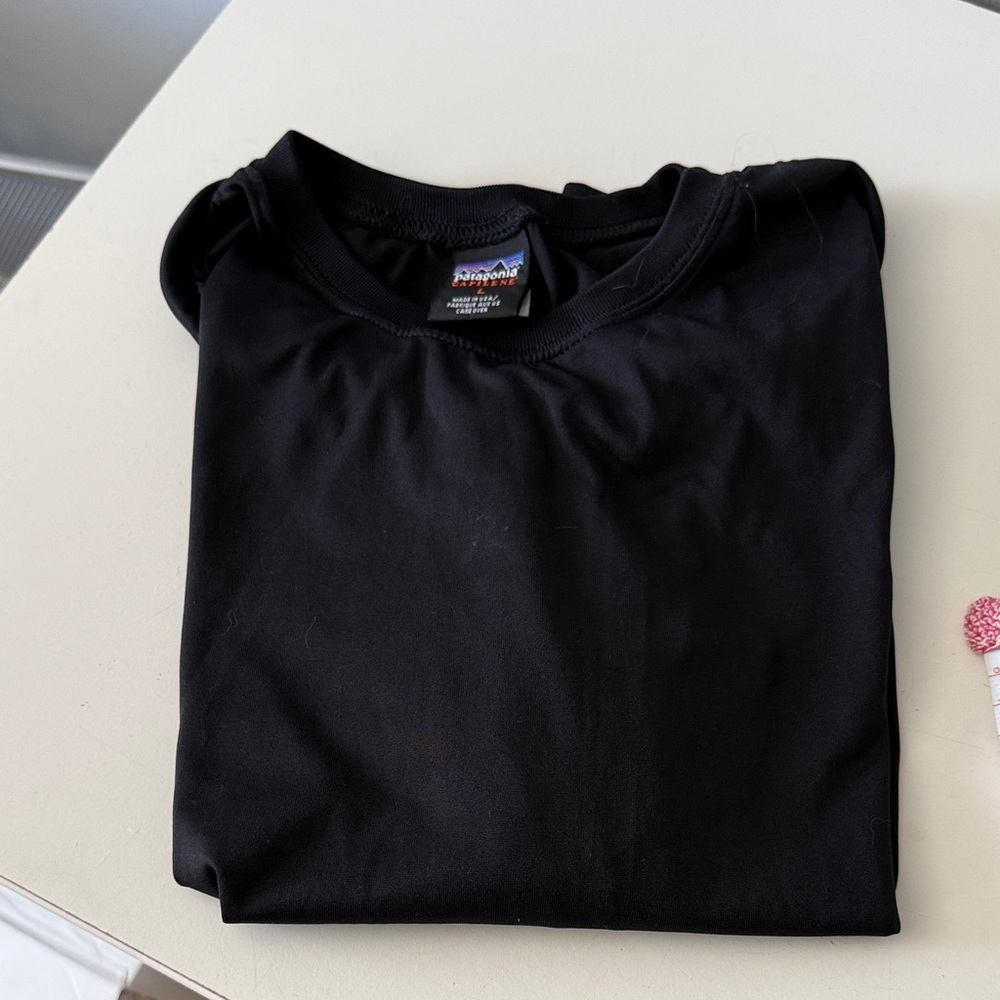 Patagonia capilene undergarment. Keeps you very warm. Size L